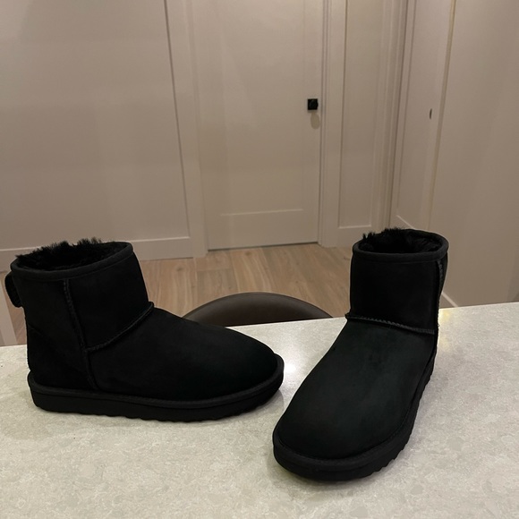 New UGG Women’s Black Classic Mini II Boot, Size US 7 - Picture 7 of 13